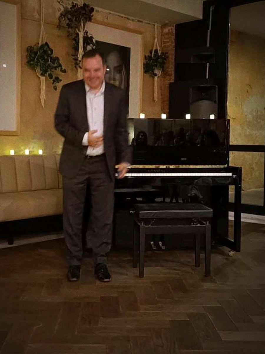 Litus, junto al piano